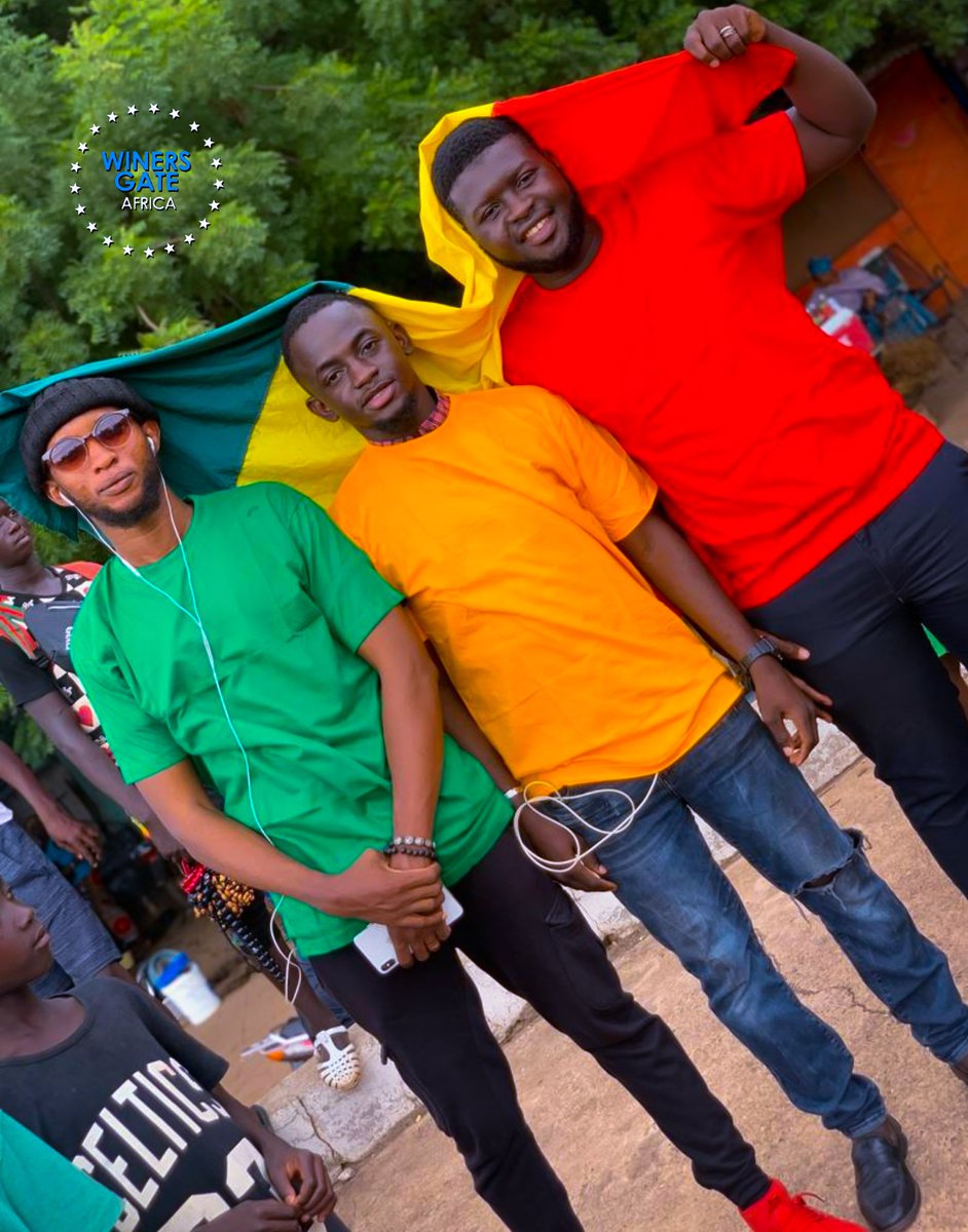 babaskotraore's tweet photo. Celui qui ai en rouge aujourd'hui c'est son grand jour😀
Aide moi a souhaité une longue vie a #DOUSSEY un grand partenaire a moi 🙏🏽🤞🇲🇱
#TripleLe #EnjoiItBro https://t.co/vbj4K1WBr6