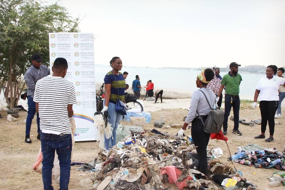 IshengomaIrene's tweet photo. Heri ya siku ya Nanenane, leo nilijumuika na vijana wenzangu kufanya usafi katika fukwe za Msasani Beach ikiwa sehemu ya kushiriki utunzaji mazingira na kuhamasisha vijana kujitolea kuihudumia jamii.
#nanenaneday #VijanaNaAmani @globalpeacetz @UdsmWacho @muhas @NipeFagio https://t.co/MpHUPXDH8r