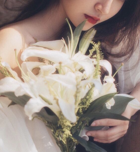 ⠀ ㅤ⠀ 
⠀ ⠀    ⠀ 𝘵𝘩𝘦𝘳𝘦 𝘪𝘴 𝘢 𝘨𝘢𝘳𝘥𝘦𝘯 𝘪𝘯 𝘩𝘦𝘳 𝘦𝘺𝘦𝘴. 
𝘸𝘩𝘦𝘳𝘦 𝘢 𝘭𝘪𝘭𝘺 𝘯𝘦𝘷𝘦𝘳 𝘱𝘳𝘦𝘵𝘦𝘯𝘥𝘴. 𝘸𝘩𝘦𝘳𝘦 𝘵𝘩𝘦 𝘴𝘵𝘢𝘳𝘴 𝘰𝘱𝘦𝘯 𝘢𝘮𝘰𝘯𝘨 𝘵𝘩𝘰𝘴𝘦 𝘭𝘪𝘭𝘪𝘦𝘴. ⠀ ㅤ⠀ 
⠀ ⠀    ⠀