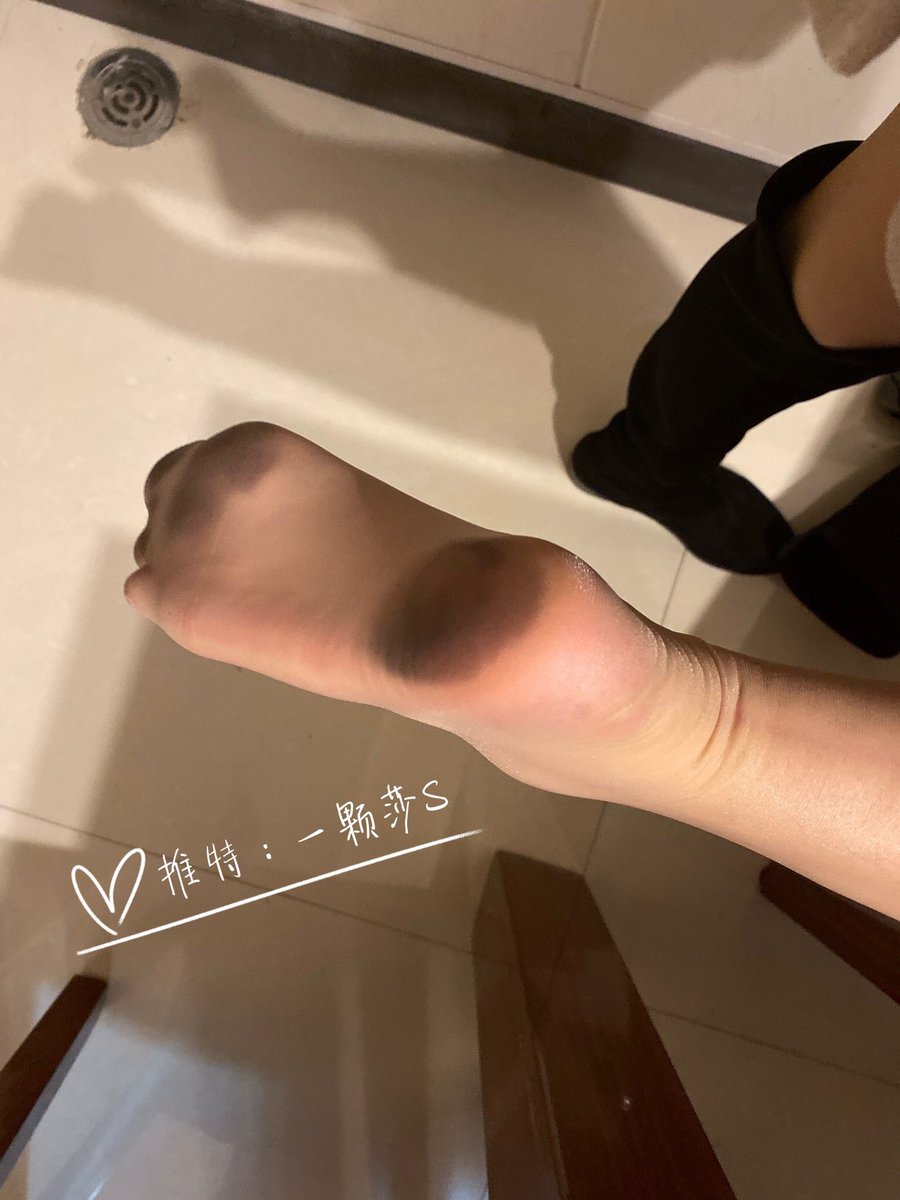 yikeshas_7's tweet photo. 主人的脚底脏了该怎么办？
#女王 #女s #男m #高跟鞋 #丝袜 #恋足 #足控 #女性崇拜 #锁奴 #atm奴 #脚丫 #原味 https://t.co/8ZHPPvS9vj