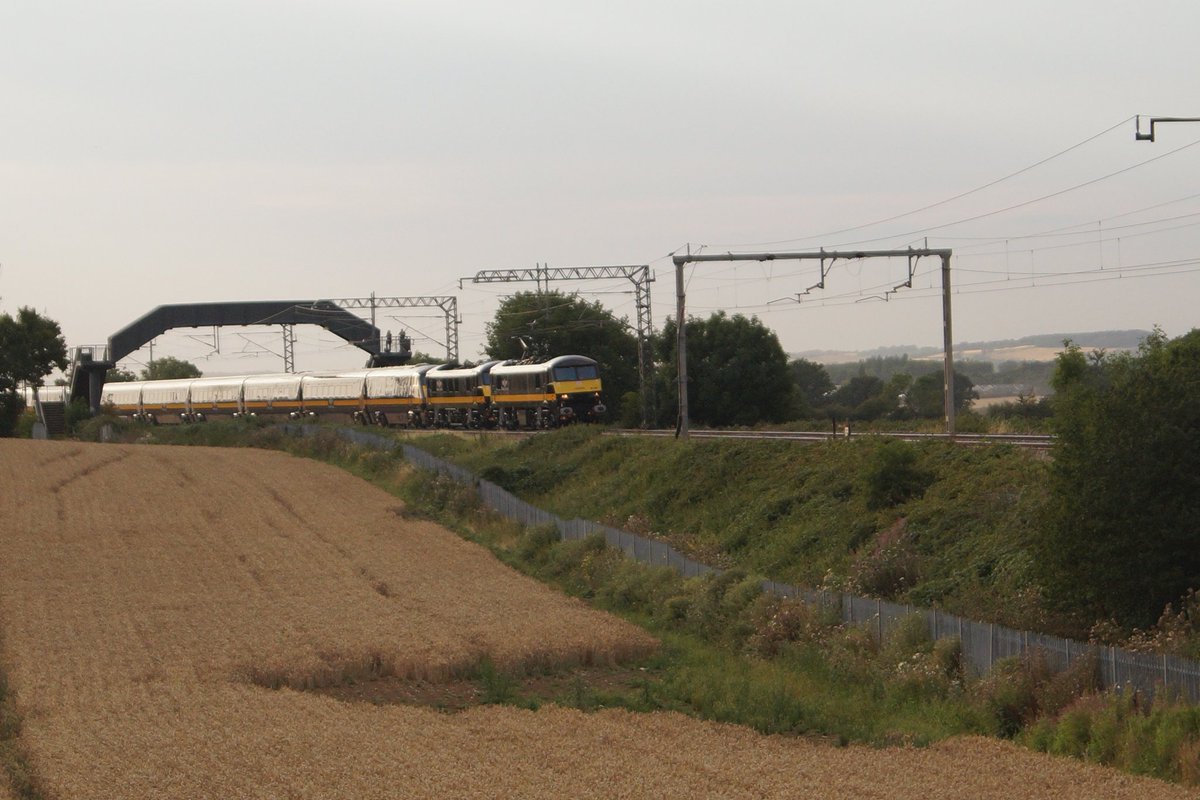 thesatnav89's tweet photo. Cant wait for these to start running properly here we see 90026 leading 90020 on 5z90 Windes to Wembley inter city depot in the evening light pass Blisworth #class90s #gcr #WCMl https://t.co/Ol0rREDybS