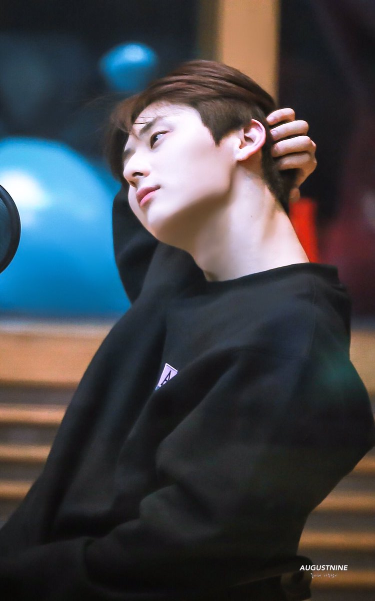 0318st___'s tweet photo. Another thing that i love from our birthday boy is....
#러브의우주_민현아_생일축하해
His jawline soooo 😭😍👌💕
#OUR_LOVE_MINHYUN_DAY
*bonus MinRon on the last pic >< https://t.co/iBKC6arQ0Z
