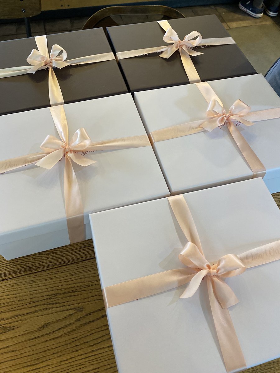 'TEENTOP 10 LIVE'를 기념하여 틴탑을 닮은 예쁜 보라색의 꽃바구니와
코로나로 인해 도시락 전달이 어려워 간단한 간식으로나마 마음을 전하였습니다.

또한 200여분의 팬분들께서 보내주신 손편지 영상을 담은 QR코드를 같이 전달했습니다. 
참여해주신 분들께다시 한 번  감사드려요😊