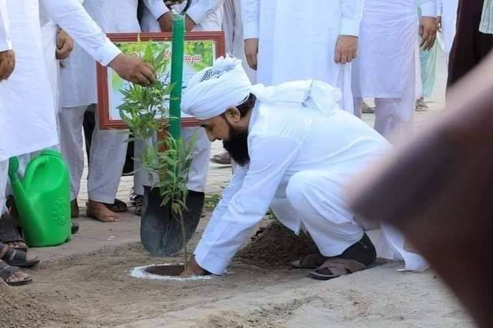 AkhroatKhan's tweet image. وزیراعظم عمران خان کے پروجیکٹ سرسبز پاکستان کی مہم میں مذہبی سکالر ثاقب مصطفائی نے بھی حصہ لیا⁦♥️⁩

#CleanGreenPakistan
#billiontree