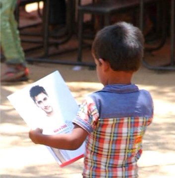 santoshsuprim's tweet photo. Hide yourself in God. So when a child wants to find you, he will have to go there first 🙏

దైవం మనుష్య రూపేణా.. నువ్వు దేవుడివి సామి @urstrulyMahesh 🙏🙏 #HBDMaheshBabu https://t.co/OmwPLZVXbh