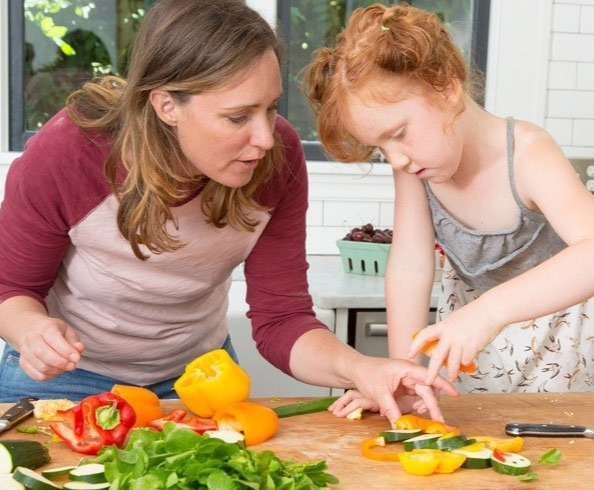 Involve the kids in the kitchen and they’ll love healthy, colorful food! We’re making culinary tableaux today with @GISH, @mishacollins. Tap into your creativity and imagination for art you can EAT!
.
 #quarantinecocktails #livestreamcookingclass #livestreamcooking #hipcooks