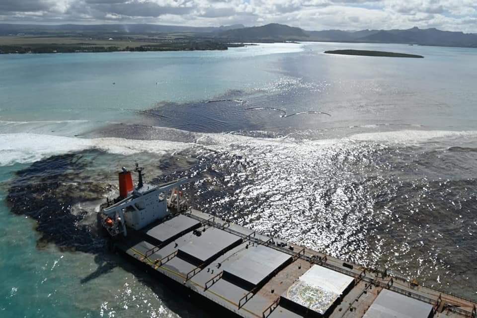 ⚠️ Las Islas Mauricio declaran el Estado de Emergencia ante el desastre ecológico provocado por el buque japones #Wakashio que lleva encallado en este arrecife turístico desde el pasado 25 de #Julio con unas 4.000 toneladas de fuel.