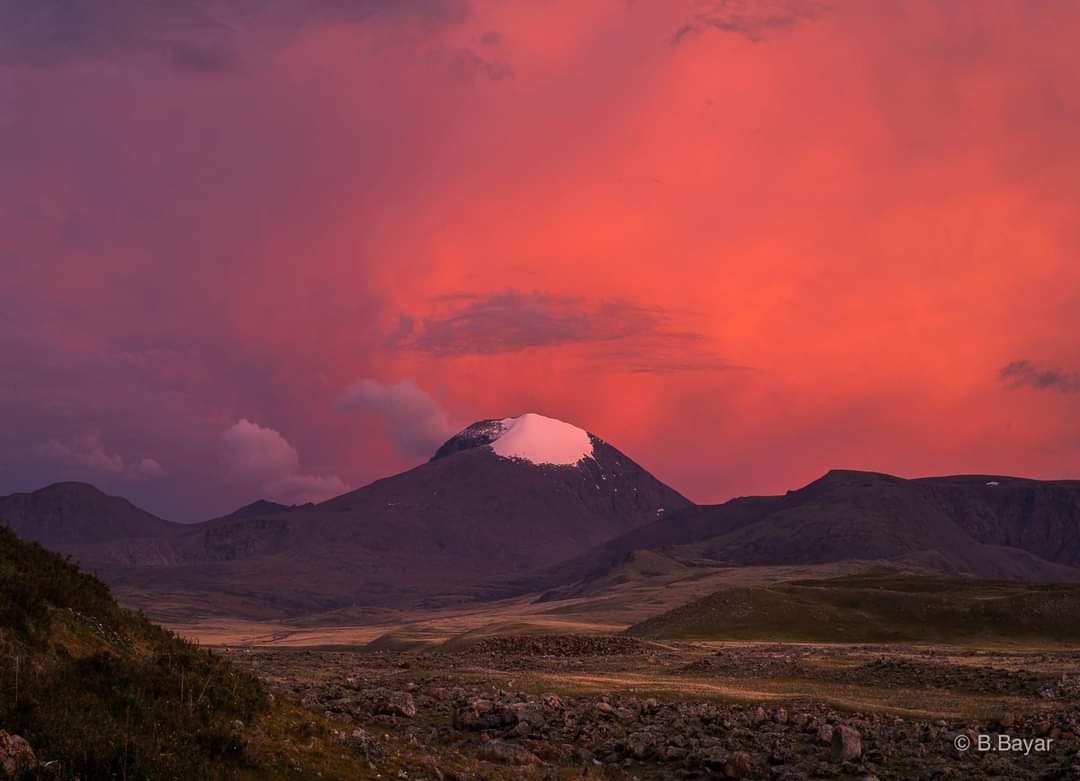 Богд Очирваань Отгонтэнгэр хайрхан өглөөний наранд. 2020.08.08 Завхан аймаг Отгон сум. Гэрэл зургийг: Б.Баяр
