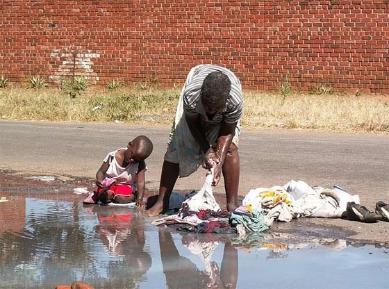 MlamboProf's tweet photo. It's important for us to understand that #ZimbabweanLivesMatter is a GRASSROOTS CAMPAIGN against the Gvt of #Zimbabwe.

It's about giving the VULNERABLE &amp; OPPRESSED #Zimbabweans a voice.

It's about this mother trying to clean her clothes, but all she has is DIRTY WATER. https://t.co/FVjYNQlITr