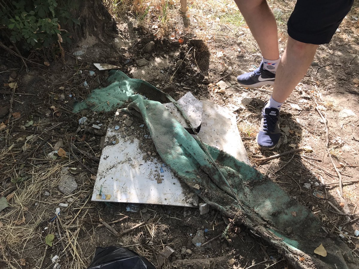 MefuideXtwitte's tweet photo. Agotada pero un poquito más orgullosa de mí por haber decidido recoger basura con @FFFSalamanca en vez de las mil cosas más que nos dicen debemos hacer en verano.¿@AytoSantaMarta lo verá y hará algo? ¿Le dará vergüenza a @lidlespana tener tanta cosa justo al lado y no hacer nada? https://t.co/pR9XhBbCbE
