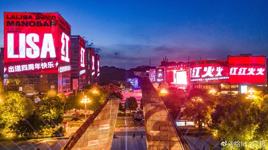lalalapikachu_2's tweet photo. LiLi LAND 🤩  This's so amazing. I want to live a city where I can see LISA in all corners.

This's heaven for people who truly love LISA 😭

#4YearsWithLISA 
#LISATowardsTheStarlight https://t.co/f8kwZmFNES