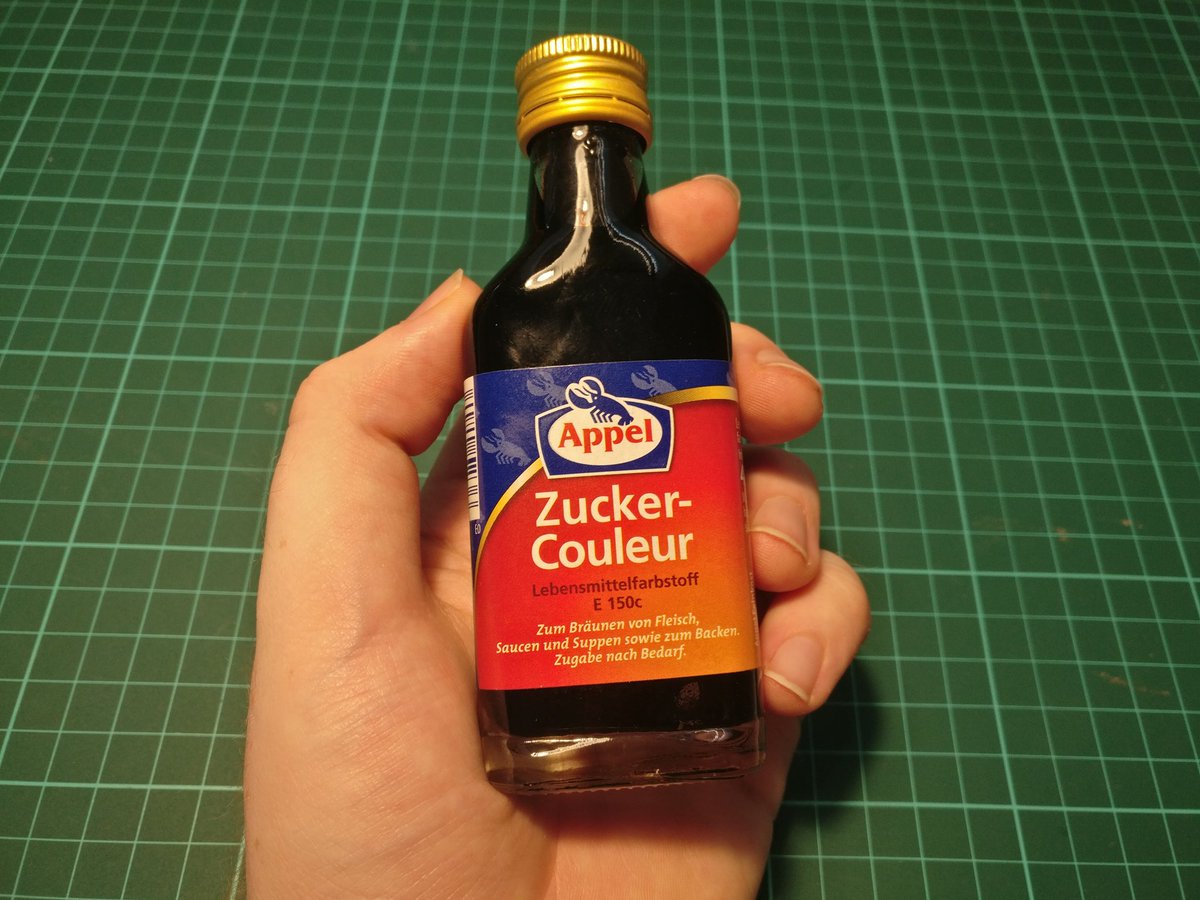 Next, we add: 40 ml of caramel color, which will give the cola its dark appearance.