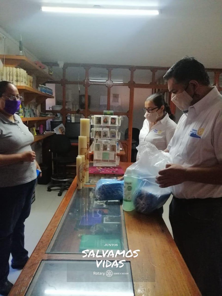 AmecaCr's tweet photo. Continuando con las acciones del proyecto de sensibilización ante el Covid, distribución de cubrebocas y gel en las dos parroquias de Ameca. @So_UkiahRotary @Rotary @LaLiderRadio https://t.co/GewWN3T3mu
