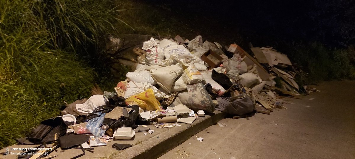 concejal_edward's tweet photo. Ruta 30 en Manizales, ruta de basura y escombros, pedimos a @EMASManizales y @CiudadManizales tomar acciones al respecto en el sector de Camilo Torres y José Restrepo. https://t.co/xfd8owEdh9
