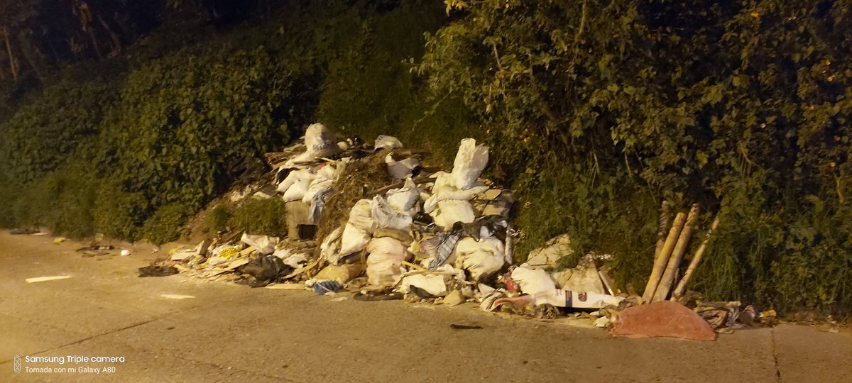 concejal_edward's tweet photo. Ruta 30 en Manizales, ruta de basura y escombros, pedimos a @EMASManizales y @CiudadManizales tomar acciones al respecto en el sector de Camilo Torres y José Restrepo. https://t.co/xfd8owEdh9