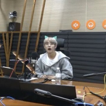 LOOK HOW TINY HE IS </3 DO NOT TOUCH ME