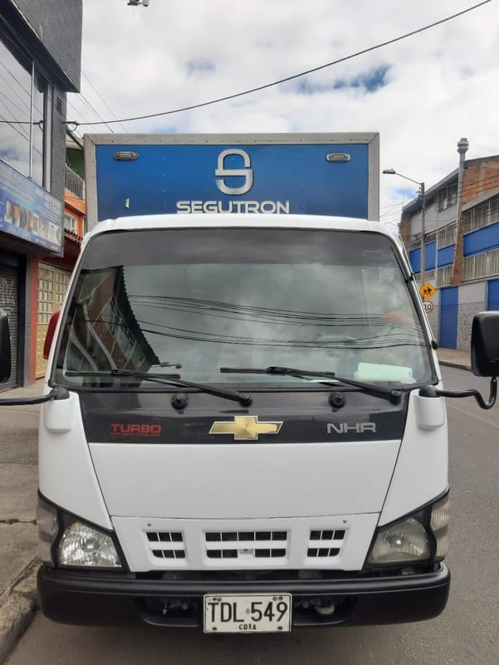 Eflarac_87's tweet photo. Cordial saludo @PoliciaColombia @PoliciaBogota requerimos de su colaboración en la búsqueda de este vehículo adscrito a la empresa @segutronco el cual fue hurtado el día de ayer en las horas de la noche en la Cll 62A sur # 73C - 21 Barrio Galicia. https://t.co/rFe2WqkYut