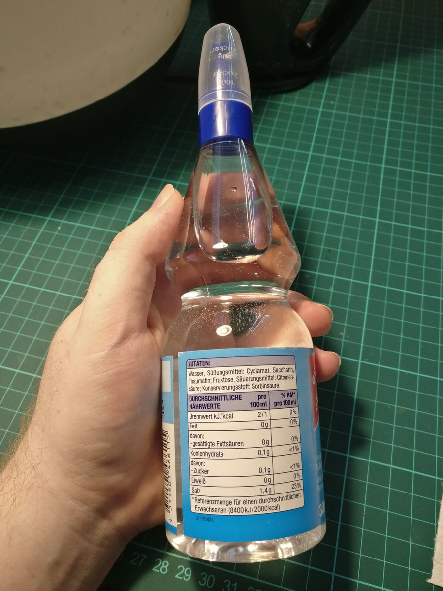 Other recipes would now integrate this into sugar syrup made from 1 kg of sugar, but I want to try a variation using artificial sweeteners. This is a combination of sodium cyclamate and saccharin, which is pretty common in Europe. I'll use 70 ml.