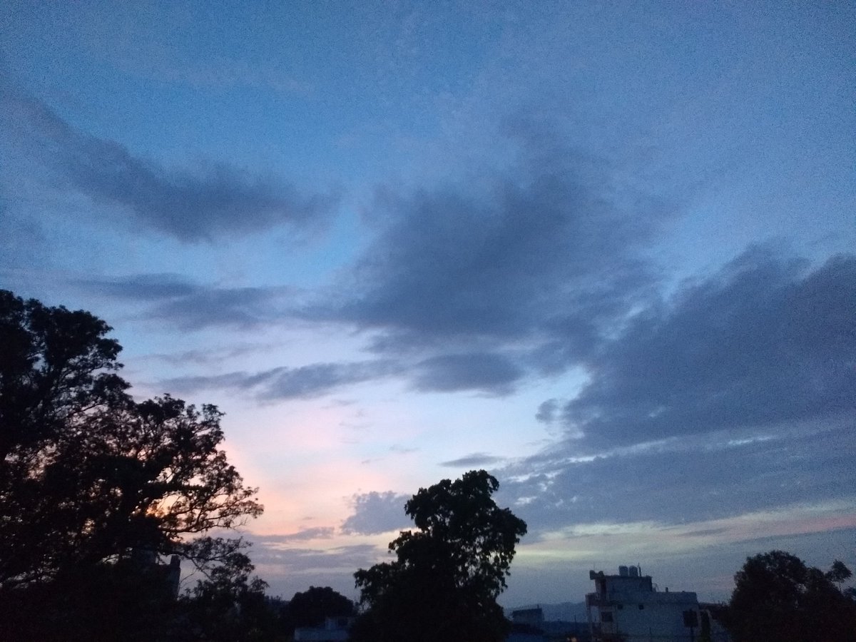 happy_hypoxia's tweet photo. Now, this is why I'm obsessed with clouds, snaps from the same place at the same time on consecutive days but with different emotions... How good they're expressing them, aren't they?

#clouds https://t.co/LLu9N15eu9