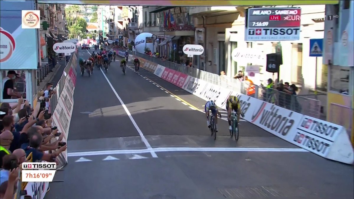 kapelmuur29's tweet photo. ¡Wout van Aert ya tiene su primer monumento! Qué maravilla de ciclista. #MilanoSanremo https://t.co/NkpvhI0mA1