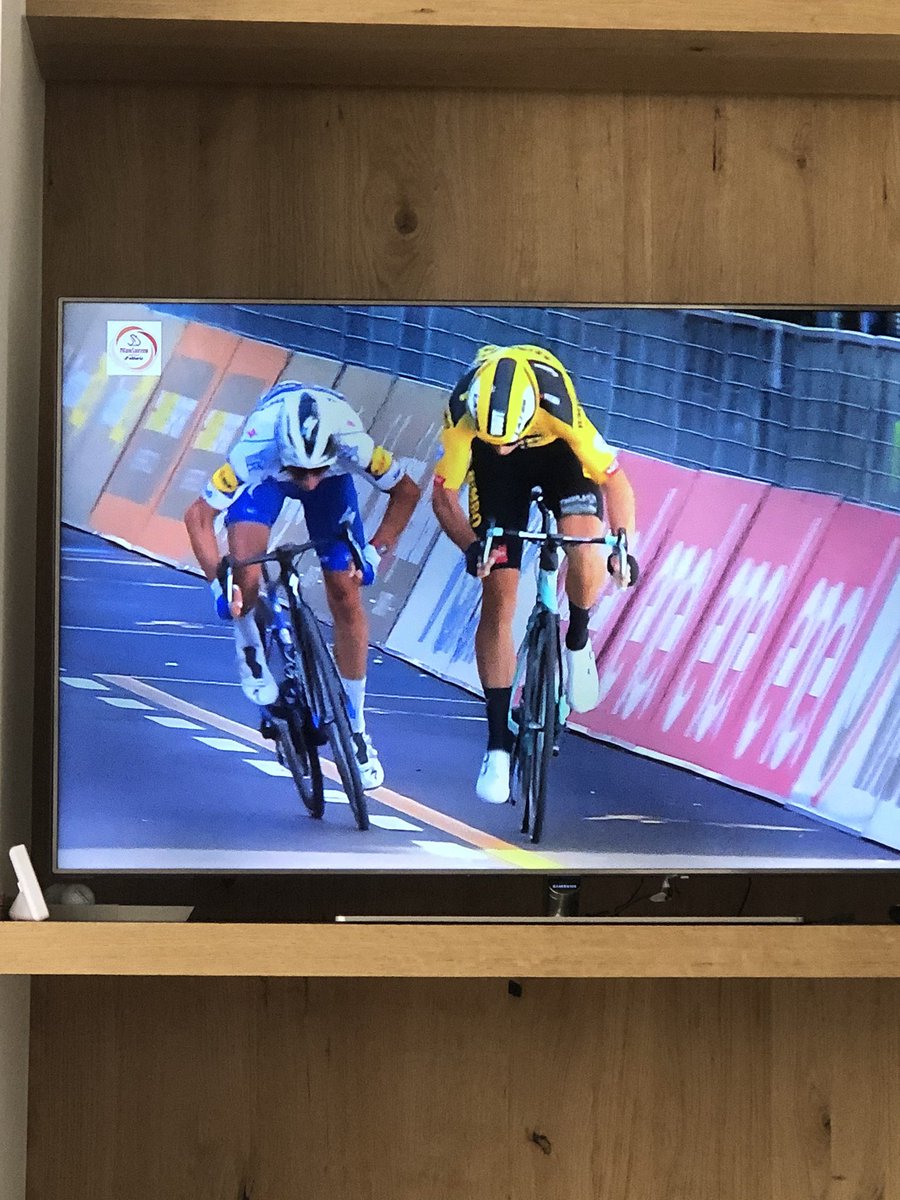 Vannieuwkerke's tweet photo. Wout!!!! Sterk, slim en snel. De luciditeit en beheersing in die laatste kilometers waren een streling voor het oog. Perfectie en winst in Milaan-Sanremo. Mo vint toch @WoutvanAert chapeau! #seigrande #monument #revalidatiekoning https://t.co/DQhL4QVUtK