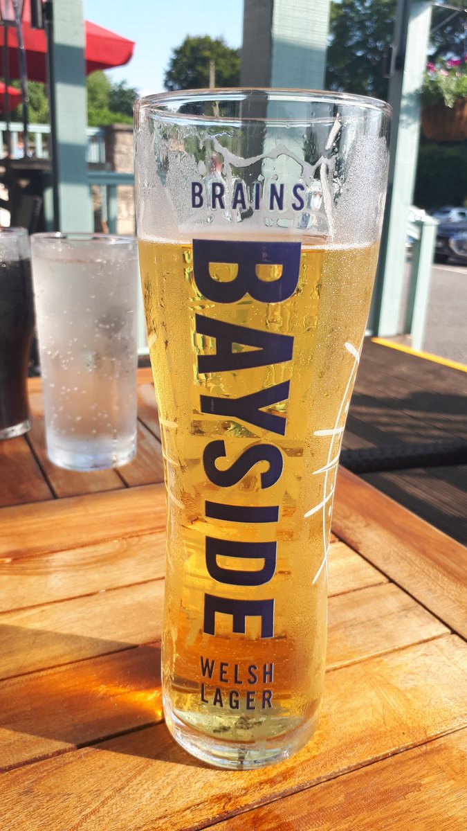 First post lockdown pint 😀😀 <a href="/brainsbrewery/">Brains</a> <a href="/LambFlagInn/">Lamb & Flag Inn</a> #BAYSIDELAGER