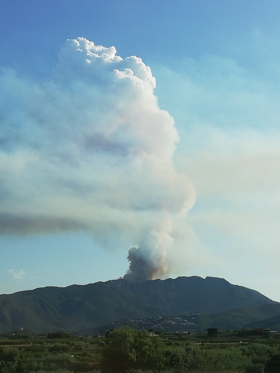 judithcaldees's tweet photo. Incendio visto desde la E15 antes de llegar a Oliva https://t.co/yDbWJziv8D