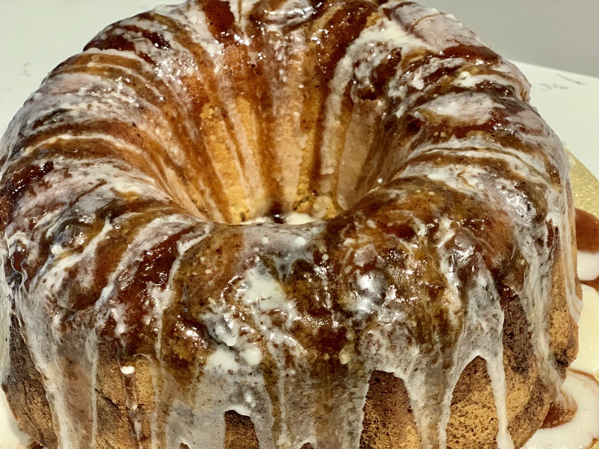 DrSJNickelberry's tweet photo. I had to get up early this morning and bake a cake for my auntβs birthday. She better be glad that I love her. I really do! β€οΈ π€ π π₯³ π¨πΎβπ³ π΄π
#singleliving #livingsingle #cabinfever #quarantinecooking #stayathome #ibake #icook #chefsean #menthatcook #menthatbake https://t.co/D7njO3S169
