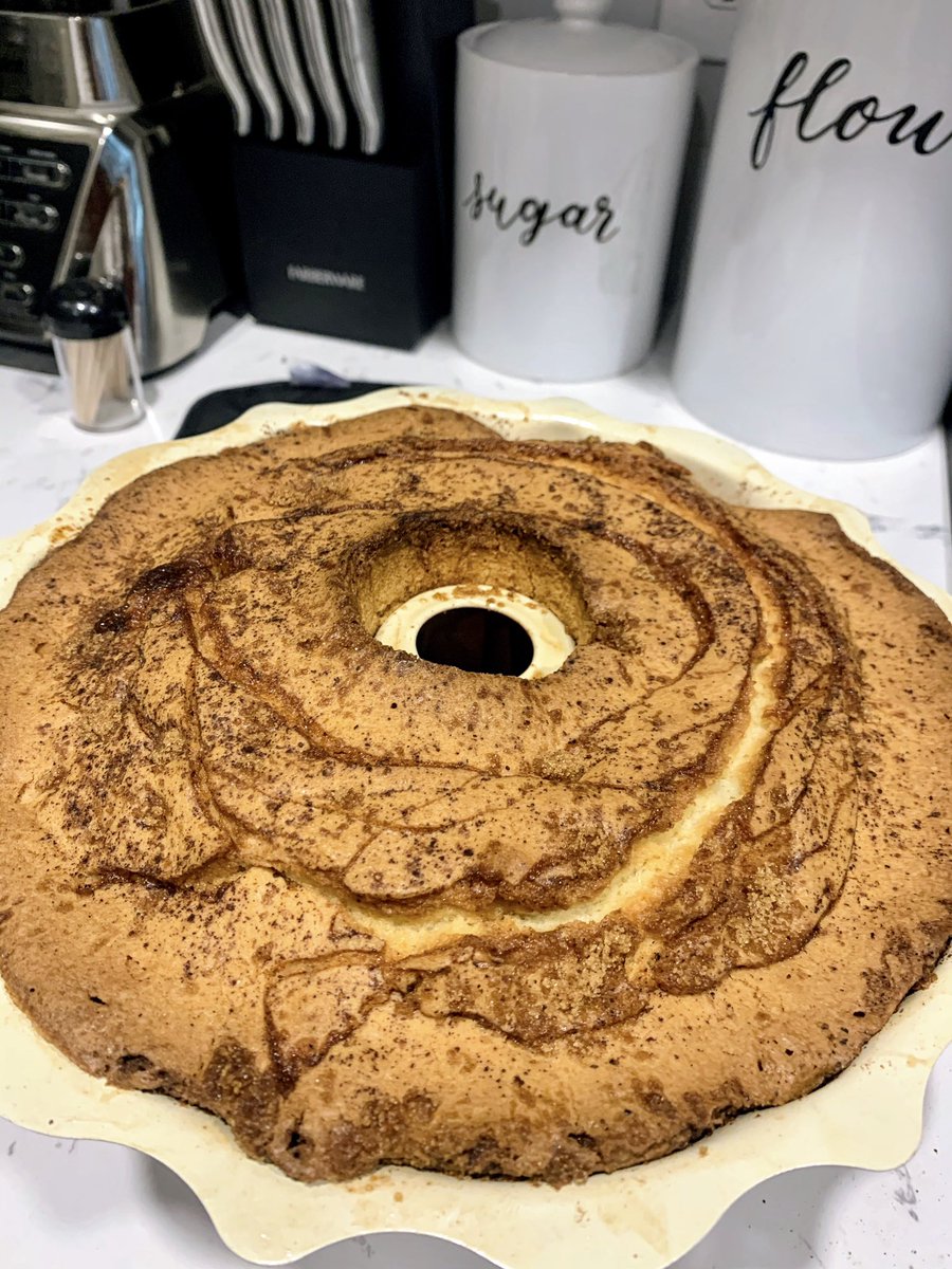 DrSJNickelberry's tweet photo. I had to get up early this morning and bake a cake for my auntβs birthday. She better be glad that I love her. I really do! β€οΈ π€ π π₯³ π¨πΎβπ³ π΄π
#singleliving #livingsingle #cabinfever #quarantinecooking #stayathome #ibake #icook #chefsean #menthatcook #menthatbake https://t.co/D7njO3S169