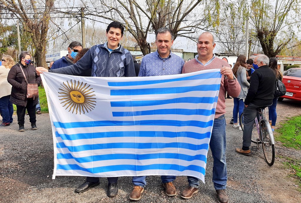 FaCanelones's tweet photo. La recorrida sigue ahora en Aguas Corrientes. @OrsiYamandu junto a los dos candidatos FA al Municipio Marcelo Delgado y Carlos Grenno. 

#OrsiIntendente #CanelonesConTodo https://t.co/cf1li6X64S