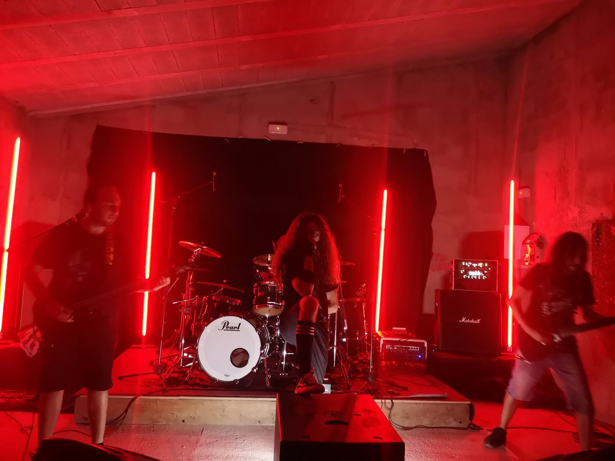 Hoy ha tocado private session con los fenomenales Taste My Sweet Revenge. Menuda bandota.