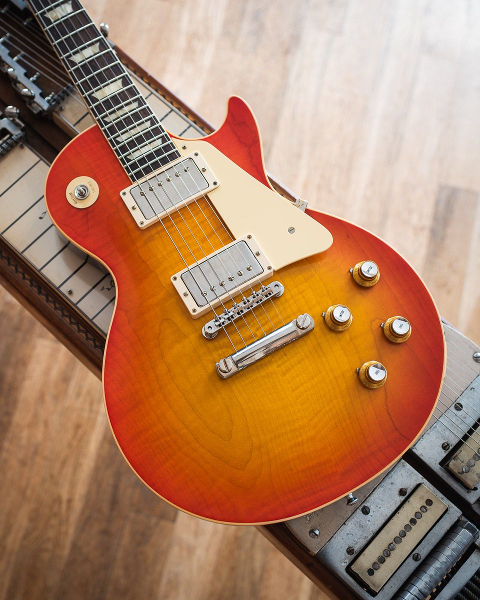 ChicagoMusicEx's tweet photo. Happy 60th Anniversary to the @gibsonguitar LP Standard, commemorated here with a ripe Orange Lemon Fade. https://t.co/T1k1dw3iDq
#chicagomusicexchange #gibson #custom #gibsoncustom #60thanniversary #1960 #lespaul #lespaulstandard #lp #lpstandard #v2 #orangelemonfade https://t.co/ShAKpKzZwb