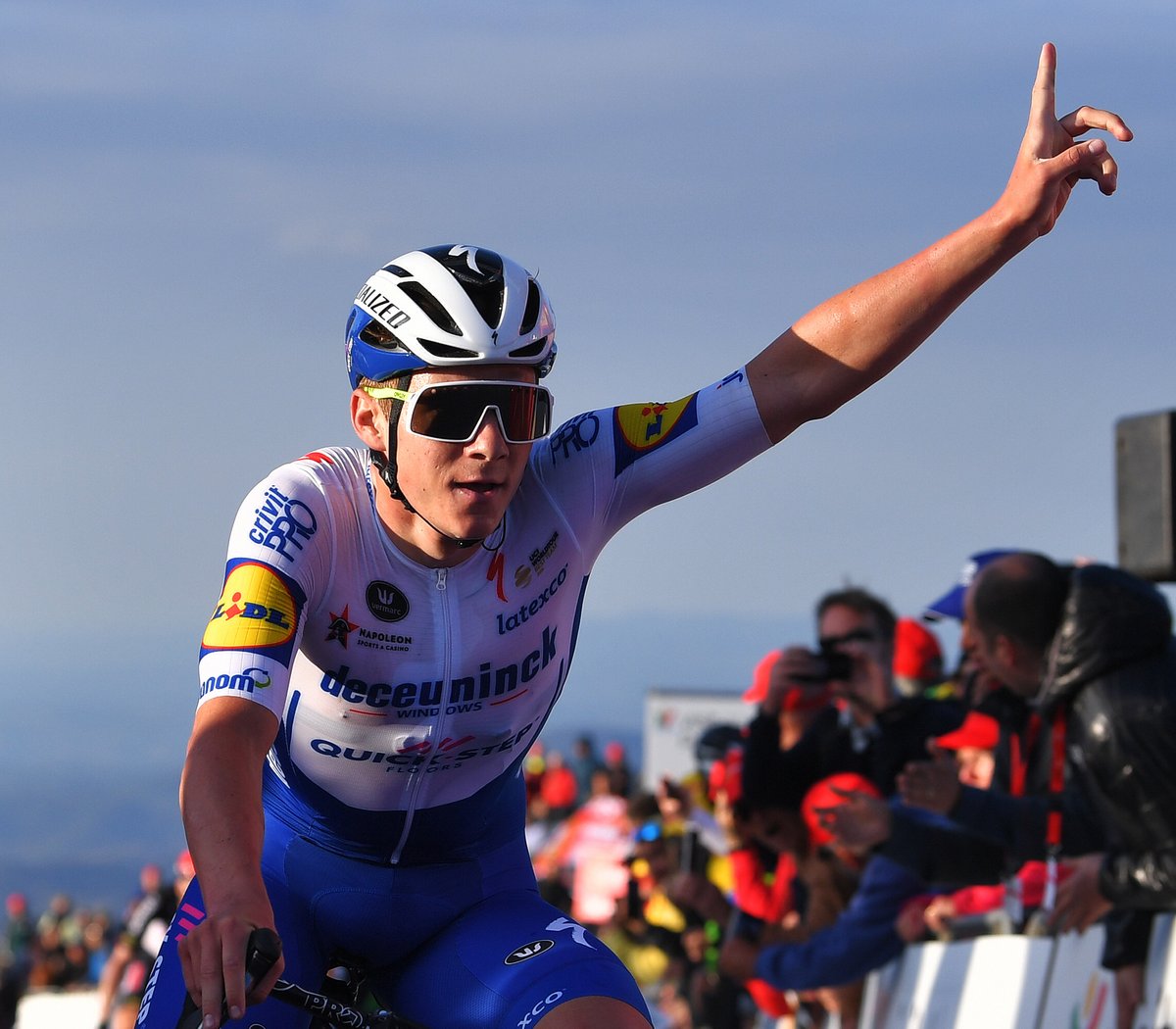 soudalquickstep's tweet photo. Masterpiece by @EvenepoelRemco!
He attacked with 50 kilometers to go, split the field, put more than a minute between him and the chasers and won the queen stage of #TDP20, moving into the yellow jersey!
#ForzaFabio #No21in2020 #WayToRide
Photo: @GettySport https://t.co/vD6qCBmK4k