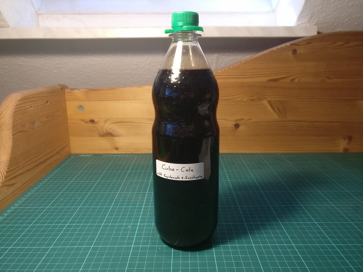 Because this is still a very concentrated solution and hard to handle, I'm diluting it down to 1 L. In theory, this should give a nice cola when diluted further in a ratio of 1:8. First taste test upcoming!