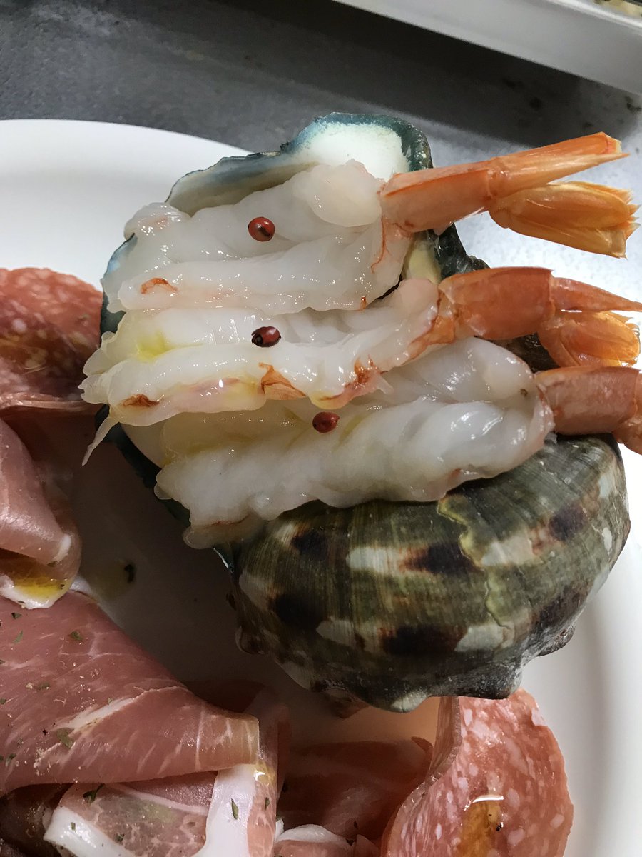 ぴーちゃ まぎわさん 私の大切な物は沖縄のお土産で夜光貝です 国際通りの市場で食べれば貝殻を持って帰れる品 この貝自体はレアな貝なので置物として扱われるのですが私はオシャレにお刺身を乗せたりして器替わりに使っています 終電間際