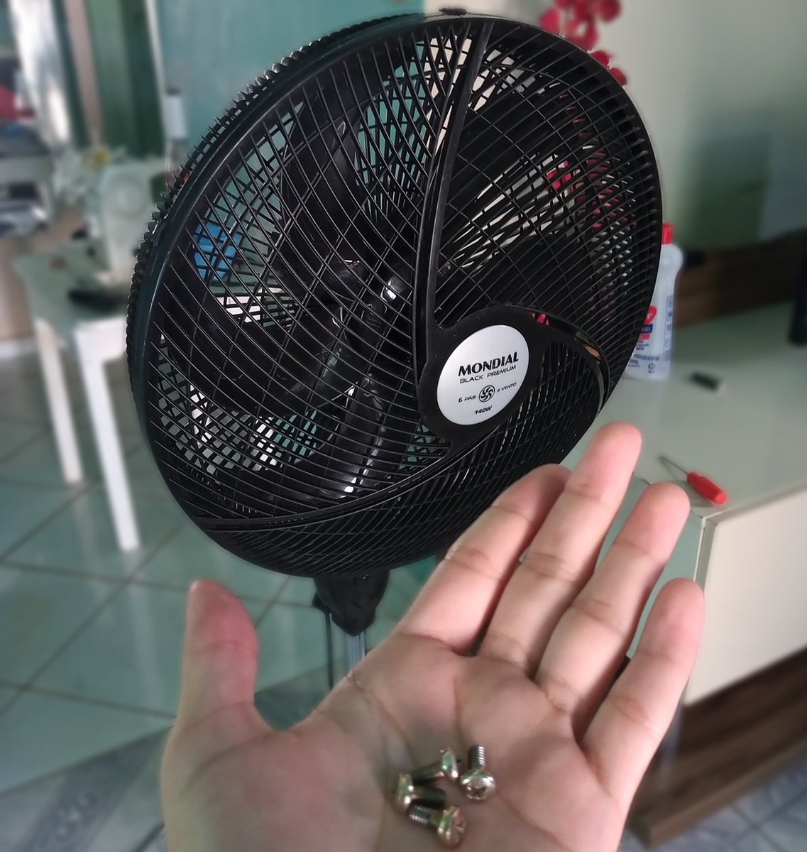 PinheiroThaise's tweet photo. Boa tarde só pra quem montou ventilador pro pai e só depois descobriu que tinha PARAFUSOS 🤪🥴 https://t.co/y7wihoW90p