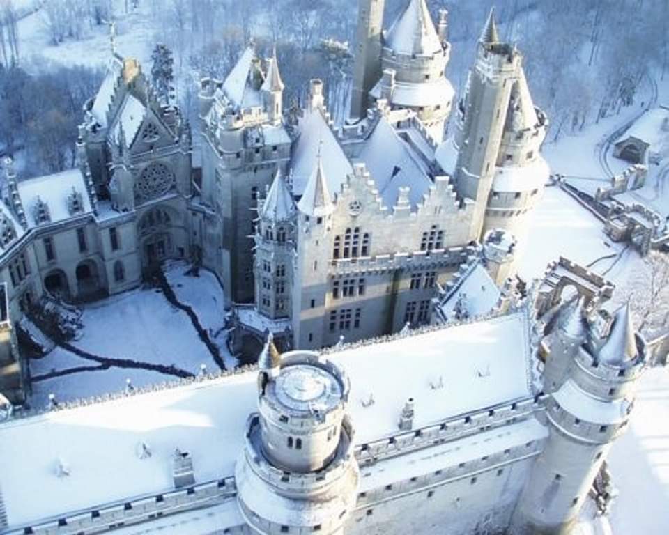 Le château de Pierrefonds sous la neige, France