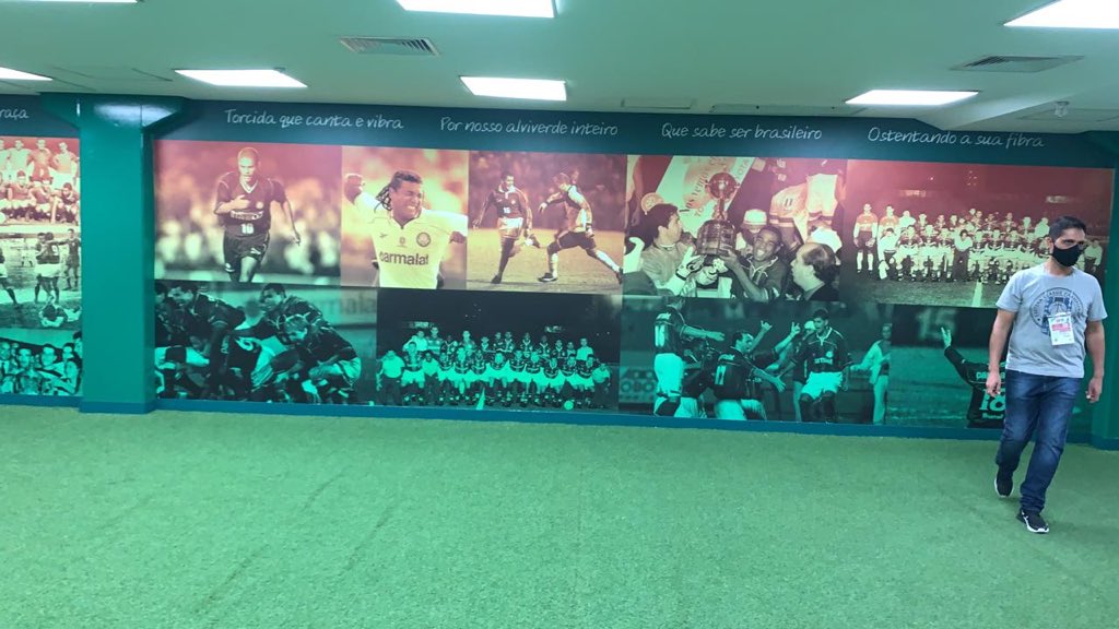 benjaminback's tweet photo. Os bastidores pegando fogo! O #Corinthians reclama que o vestiário do visitante está assim hoje! Confirmei com uma pessoa do #Palmeiras e confirmou! #fsradiobrasil https://t.co/0yrluiYfMb