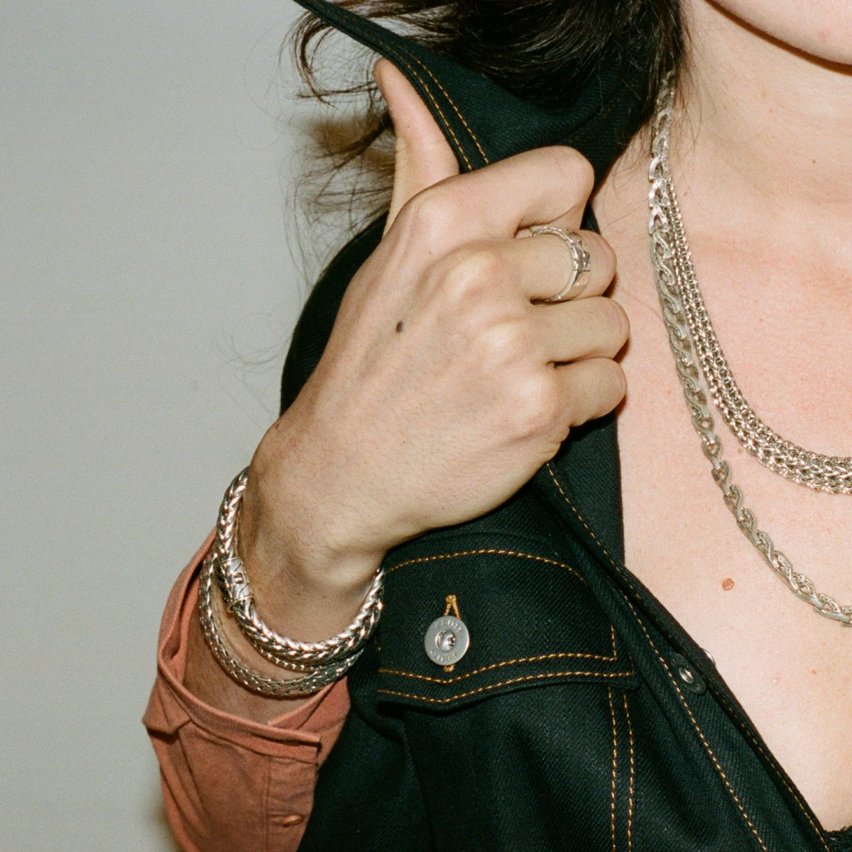 Modern must-haves that symbolize connection, shop the latest in #ClassicChain now: https://t.co/B9n2IZA9eO
#JohnHardy https://t.co/yRwzY8hLXq