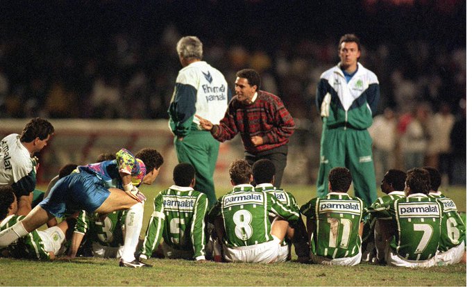 HistoriaSEP's tweet photo. Em 1993 Vanderlei Luxemburgo passando instruções ao time do Palmeiras https://t.co/uYLtmiNc6u