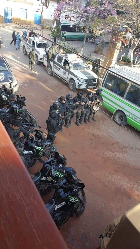 ResisteBolivia's tweet photo. #Samaipata_SantaCruz🇳
Efectivos policiales llegan a Samaipata para ayudar ayudar la población que se veía seriamente afectada debido a la violencia causada por machistas afines al MÁS los cuales estuvieron desde el día lunes 3 de agosto amedrentando a la población. https://t.co/rOSk48bpWi