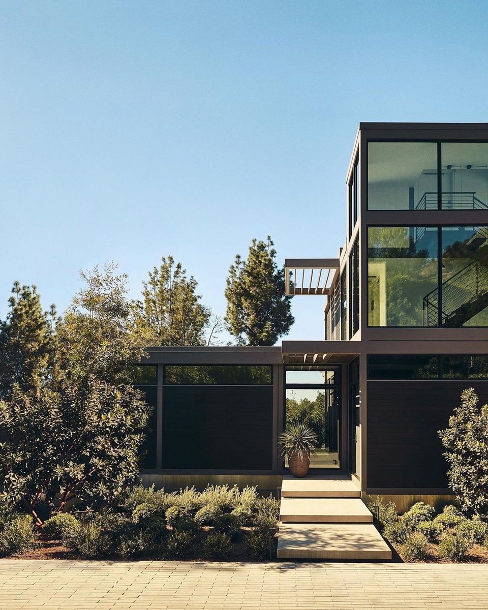 SixtysixMag's tweet photo. Designed by Suchi Reddy of @reddymadedesign, this modernist steel-frame glass home is based on a template by the late Los Angeles–area architect Ray Kappe. A little bit custom, a little bit prefab—this was the finished result. #craftofcreativity https://t.co/P8aroZOb67