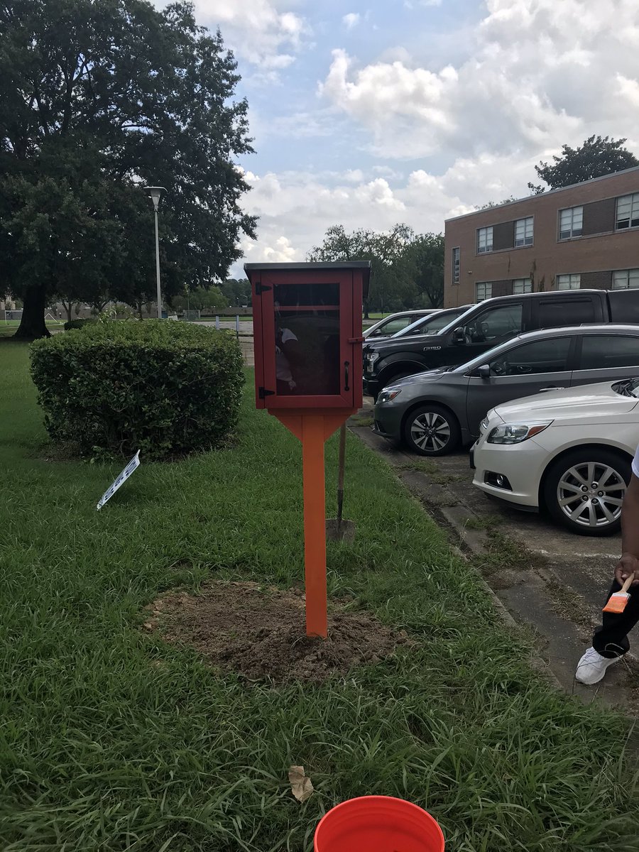 LTSPrincipal's tweet photo. The book drive was a success. The Mount MIT Team Bishop’s goal was 500 books to give to LTS students.  That was met during the first 30 minutes. Over 1400 books were given. Thank you so much for blessing our school. We now have a book share box too. #TeamNPS #TheMountLeads https://t.co/bKD8yFrbcl