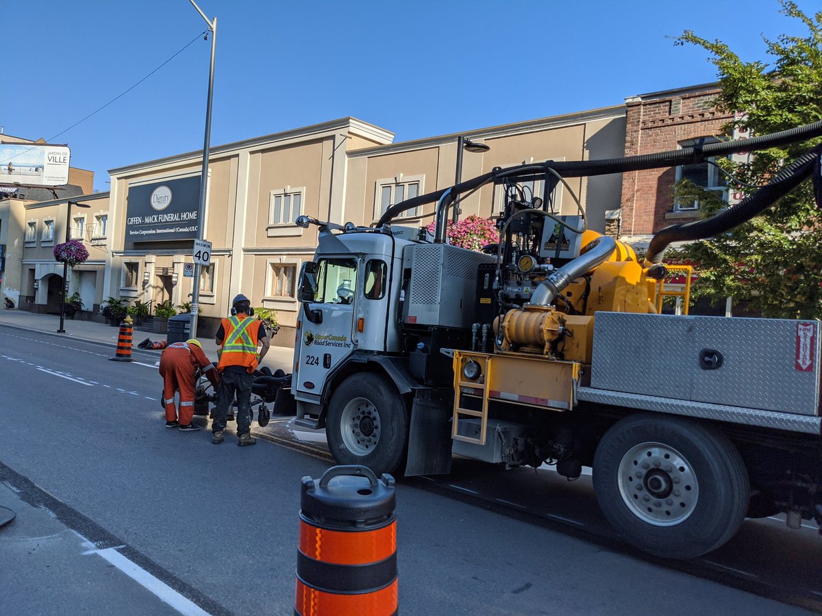 JohnTaranu's tweet image. #DestinationDanforth being built in front of my eyes this morning! What a beautiful sight! 😍 Thank you @BradMBradford @JohnTory @CycleToronto @TO_Cycling for making this project a reality! #BikeTO