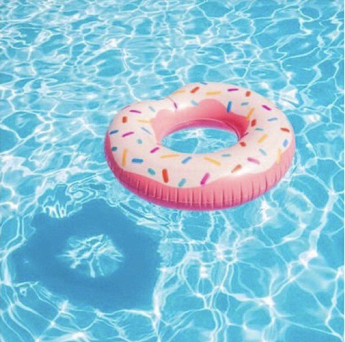 lateliergreen's tweet photo. It’s 34 degrees in London today and we are dreaming of this set up 😍
.
.
#heatwave #summer #swimmingpool #34 #nakednailscollection #summertime https://t.co/Is0fESZNO4