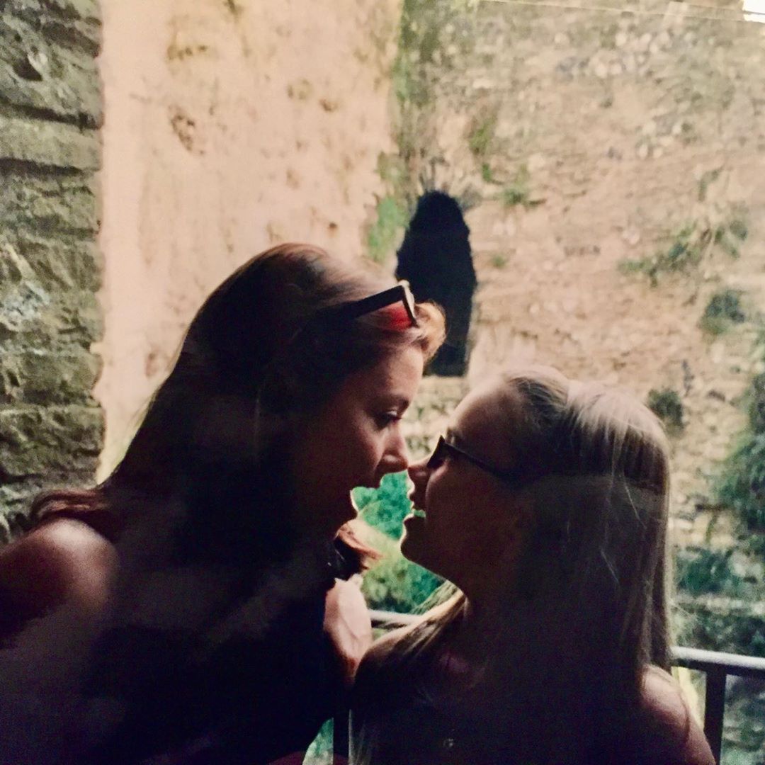  : Lily Collins wished her stepsister, Joely Collins, a happy birthday vía Instagram. 