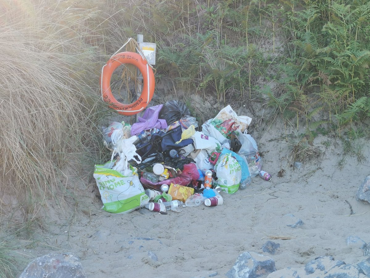 iansthomas's tweet photo. Terrible to see visitors leaving rubbish on Barafundle beach - it's a beautiful, wild beach with no bins or rubbish collectors. If they can carry it to the beach why can't they carry it away? So selfish &amp; disrespectful of our amazing coastline. @PembsCoast @nationaltrust https://t.co/sIjs4QhrMX