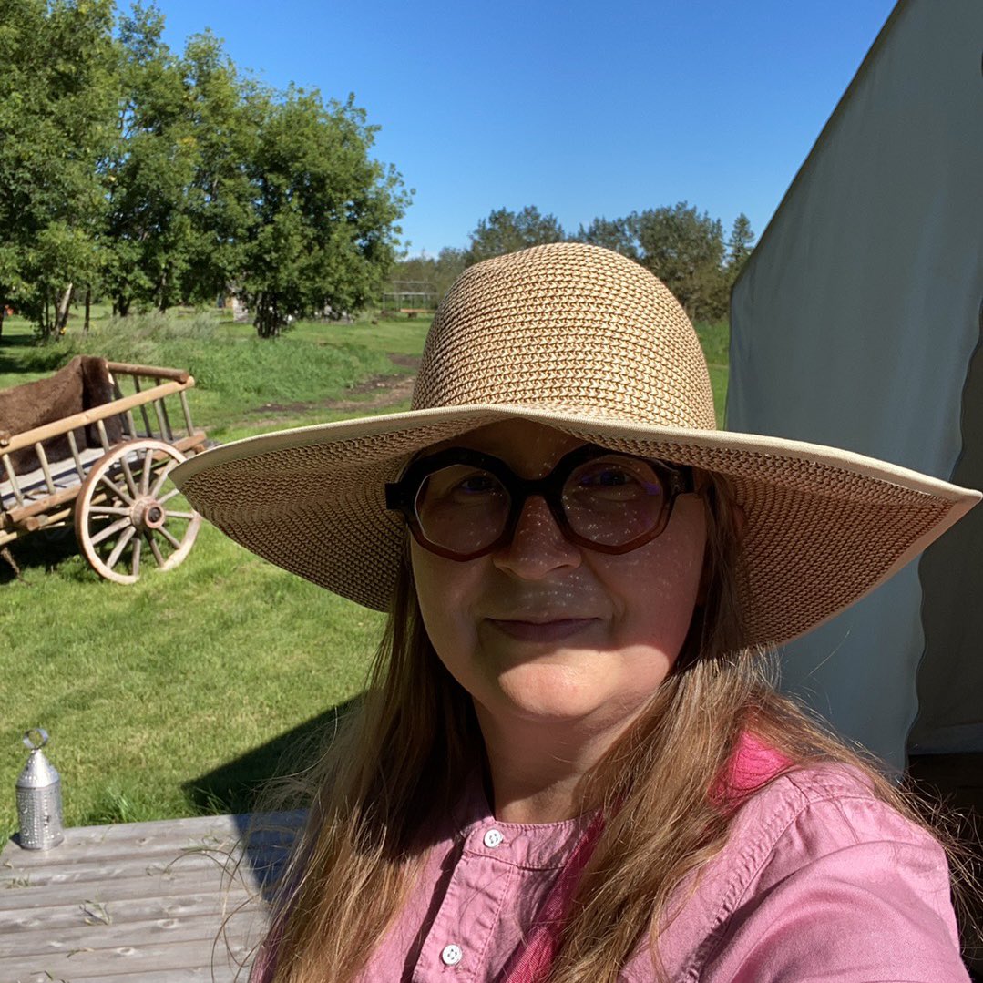 IndigenousBeads's tweet photo. I am very fortunate- I get to tell Métis stories for a living. This is today at @MetisCrossing & I’m telling visitors about the Métis buffalo hunt. #notjustadayjob https://t.co/NR8i5RFOR4