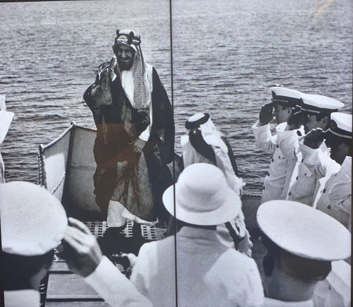 من أقوال الملك عبدالعزيز : "ليعلم الجميع أني لا أحمل حقدًا على أحد إلا على شخصين، إما رجل ملحد في الدين أو رجل يقصد هذه البلاد بسوء، فمن كان في نفسه شيء من ذلك فلا يأمنن عقابي".

•• المؤسس رحمه الله 🇸🇦
 #يوسف_العماري