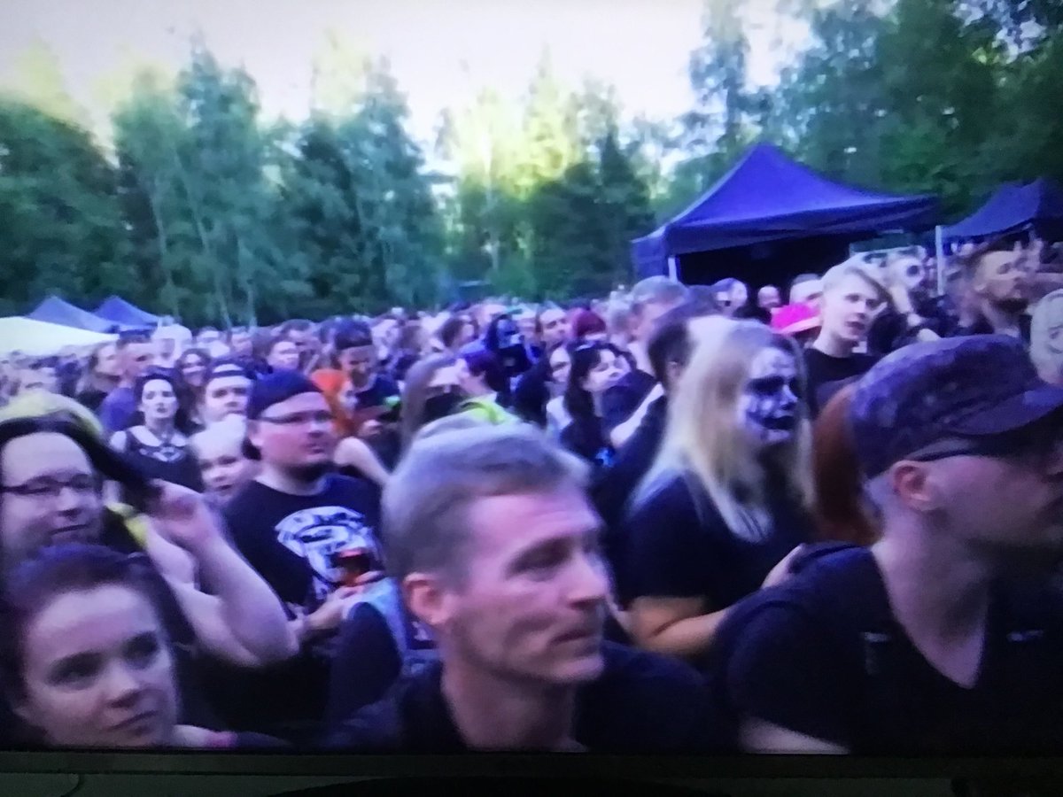 MattilaKarita's tweet photo. Uutiskuvaa lauantai-illan lähetyksessä @ylenews⁩ 
Kyseessä festivaali-raportti. Ensimmäinen huomio: mitenkäs turvavälit? 
#LongForgotten 😕 https://t.co/A60CAvPgJM